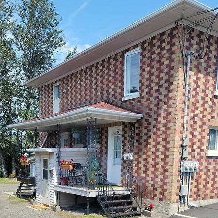 Appartement Lower Level Apt 6Ft High Close To Hwy Netflix Wifi à Edmundston Extérieur photo