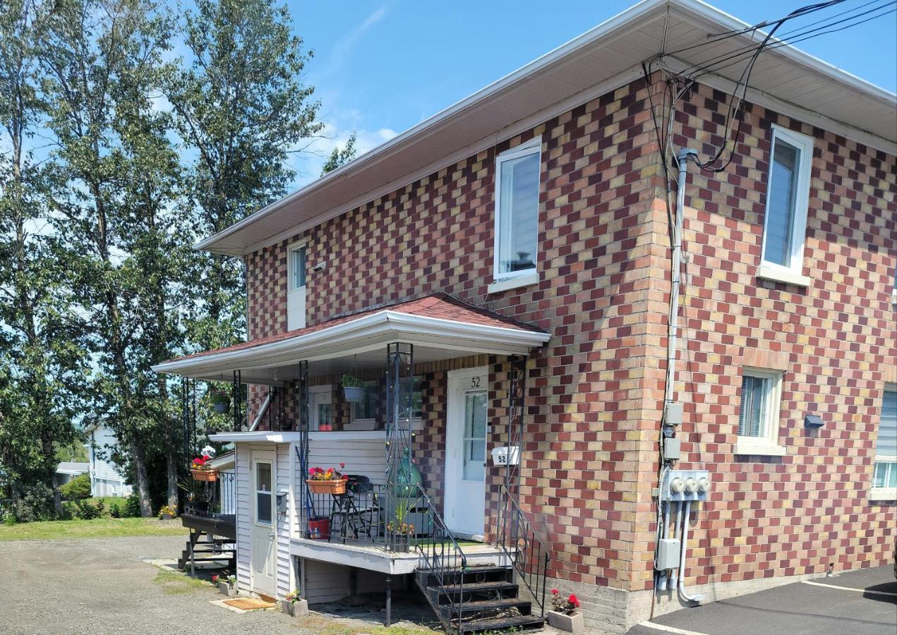 Appartement Lower Level Apt 6Ft High Close To Hwy Netflix Wifi à Edmundston Extérieur photo