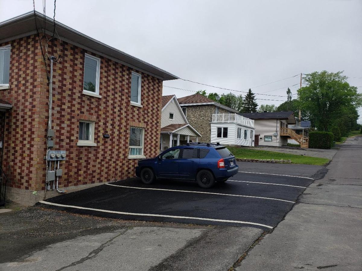 Appartement Lower Level Apt 6Ft High Close To Hwy Netflix Wifi à Edmundston Extérieur photo